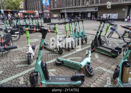 Ausgewiesene Gemeinschaftsstationen, Parkplatz für E-Scooter, Leihfahrräder, E-Scooter, vor dem Hauptbahnhof in Düsseldorf, Nordrhein- Stockfoto