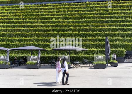 Grüne Fassade, bestehend aus über 30, 000 Hainbuken, die eine gut 8 Kilometer lange Hecke bilden, auf dem Dach und der Fassade des Koe-Bogen-2-Gebäudes Stockfoto