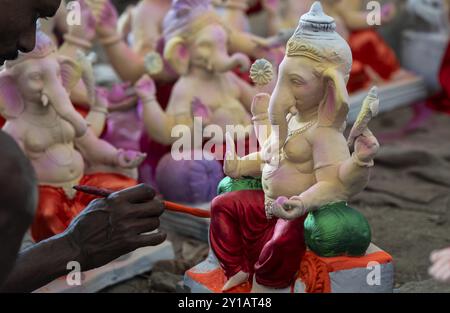 Ein Handwerker ziert ein Idol der elefantenköpfigen hinduistischen Gottheit Ganesha in einem Workshop vor dem Ganesh Chaturthi Festival am 5. September 2024 in G Stockfoto