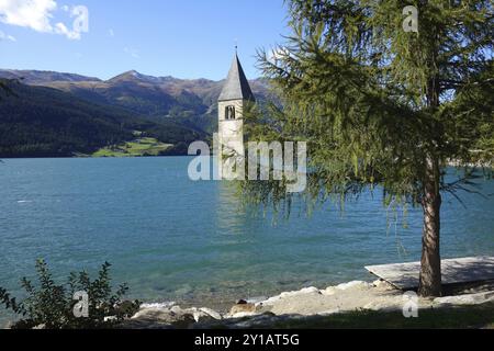 Glockenturm der ehemaligen Pfarrkirche St. Katharina im Reschensee Südtirol Stockfoto