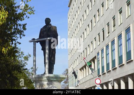 Statue von Bela Kovacs vor dem Bürogebäude der ungarischen Nationalversammlung in Budapest Stockfoto