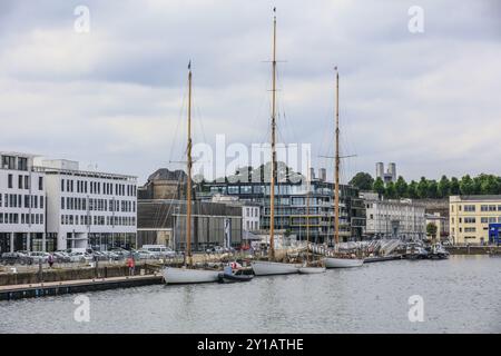 Klassische Segelyachten im Hafen Port de Commerce Brest, Departement Finistere Penn-AR-Bed, Region Bretagne Breizh. Frankreich Stockfoto