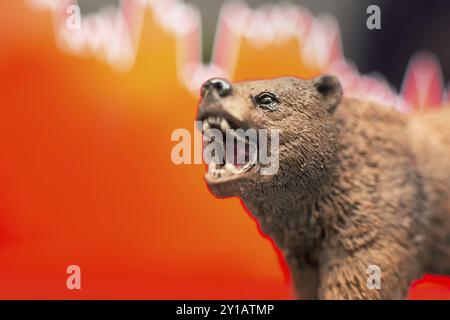 Stock Crash mit rotem Diagramm im Hintergrund und Bär vorne. Bärenmarkttrend-Konzept Stockfoto