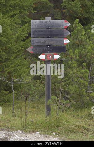 Wegweiser für Wanderwege in den Dolomiten Stockfoto