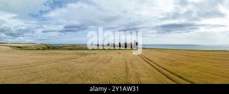 Slains Castle, Burgruinen auf den Klippen, Drohnenschuss, Cruden Bay, Peterhead, Aberdeenshire, Schottland, Großbritannien Stockfoto