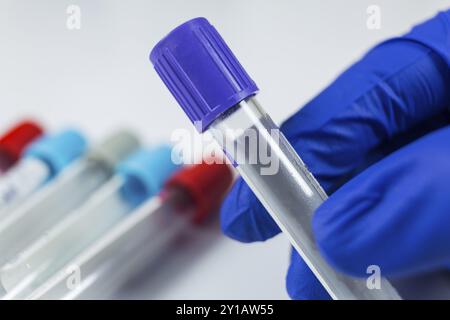 Nahaufnahme Foto von Medizin Flaschen für Proben neben Computer Tablet und Computer Tastatur im Krankenhaus oder Labor Stockfoto