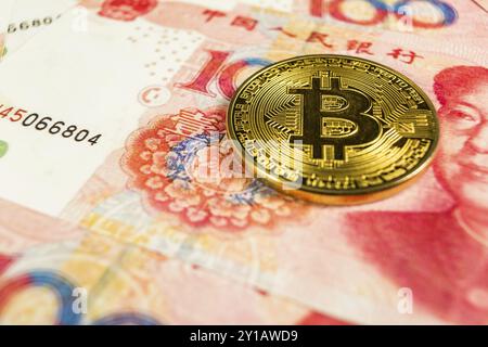 Kryptowährungskonzept, Ein Bitcoin mit Chinecewährung RMB, Renminbi Stockfoto