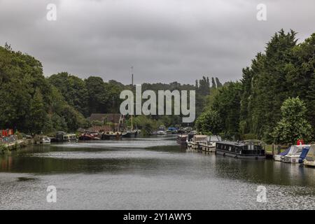 Allington Lock, Blick auf Hausboote und Kanal an der Schleuse am River Medway, Maidstone, Großbritannien Stockfoto