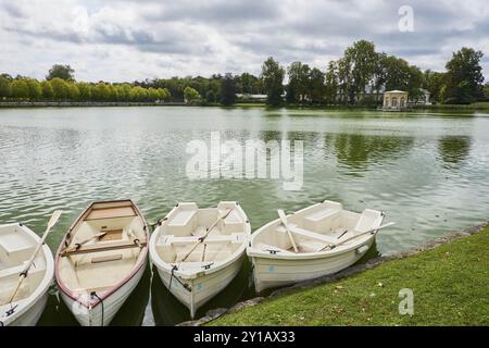 Schloss Fontainebleau, Fontainebleau, Boote im Park von Fontainebleau, Schloss Royal de Fontainebleau bei Paris, vom Grand Parterre, UNE aus gesehen Stockfoto