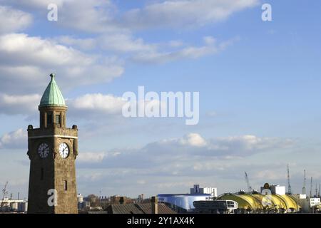 Gaugenturm an der St. Pauli Landungsbrücke in Hamburg Stockfoto