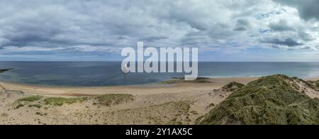 Leuchtturm im Meer und Sandstrand, Drohnenaufnahme, Rattray Head Lighthouse, Peterhead, Aberdeenshire, Schottland, Großbritannien Stockfoto