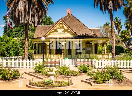 Fullerton, Kalifornien, USA - 18. April 2017: Außenansicht des historischen Heritage House in Fullerton Arboretum. Stockfoto