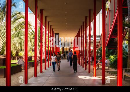 Los Angeles, Kalifornien, USA - 28. April 2017: Fußweg eingerahmt von roten Säulen im Los Angeles County Museum of Art Stockfoto