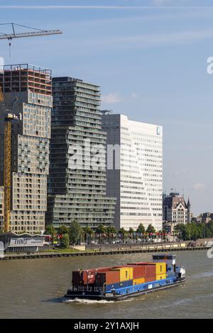 Schwere Frachtschiffe vor der Stadt Rotterdam in den Niederlanden Stockfoto