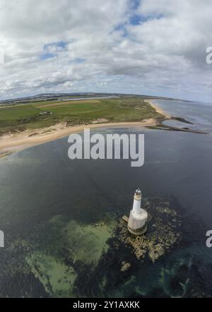 Leuchtturm im Meer, Drohnenaufnahme, Rattray Head Lighthouse, Peterhead, Aberdeenshire, Schottland, Großbritannien Stockfoto