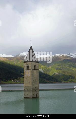 Glockenturm der ehemaligen Pfarrkirche St. Katharina im Reschensee Südtirol Stockfoto