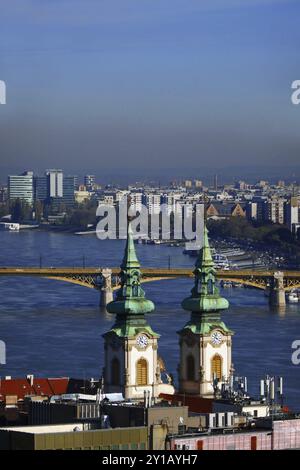 Annenkirche in Budapest mit Margaretenbrücke Stockfoto