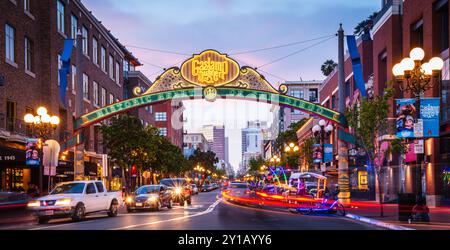 San Diego, Kalifornien, USA - 26. April 2017: Langsame Lichtspuren im Gaslamp Quarter. Stockfoto