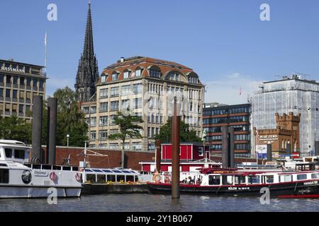 Startet im Zollkanal vor den Kais in Hamburg Stockfoto