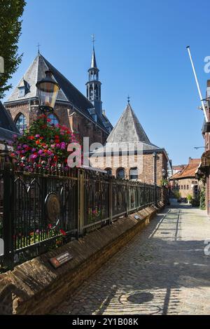 Biergarten in einem alten Kloster im Stadtzentrum von Venlo, Niederlande Stockfoto