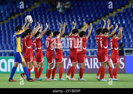 Cali, Kolumbien. September 2024. Spieler Nordkoreas feiert nach dem Spiel der Gruppe F FIFA U-20-Frauen-Weltmeisterschaft Kolumbien 2024 zwischen Nordkorea und Costa Rica am 5. September 2024 im Olympischen Pascual Guerrero-Stadion in Cali. Foto: Alejandra Arango/DiaEsportivo/Alamy Live News Credit: DiaEsportivo/Alamy Live News Stockfoto