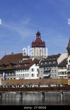 Kapellbrücke mit Rathausturm in Luzern Stockfoto