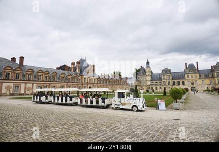 Schloss Fontainebleau, Fontainebleau, Schloss und Park von Fontainebleau, Schloss Royal de Fontainebleau in der Nähe von Paris, Petit Train mit Touristen verlassen f Stockfoto