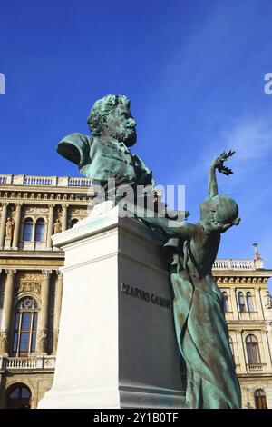 Statue von Gabor Szarvas Budapest V., Szechenyi Istvan ter Stockfoto