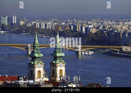 Annenkirche in Budapest mit Margaretenbrücke Stockfoto