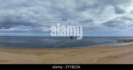 Leuchtturm im Meer und Sandstrand, Drohnenaufnahme, Rattray Head Lighthouse, Peterhead, Aberdeenshire, Schottland, Großbritannien Stockfoto