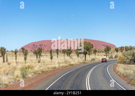 Blick von der Zufahrtsstraße, Uluru (Ayers Rock), Uluṟu-Kata Tjuṯa Nationalpark, Northern Territory, Australien Stockfoto