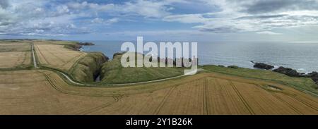 Slains Castle, Burgruinen auf den Klippen, Drohnenschuss, Cruden Bay, Peterhead, Aberdeenshire, Schottland, Großbritannien Stockfoto