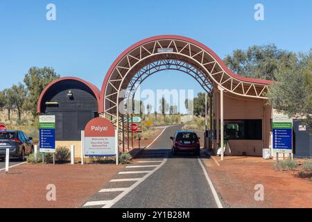Eingangstor zum Uluru (Ayers Rock), Uluṟu-Kata Tjuṯa Nationalpark, Northern Territory, Australien Stockfoto