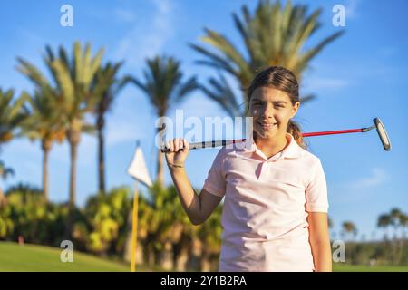Horizontales Nahporträt eines Mädchens mit Golfschläger auf der Schulter Stockfoto