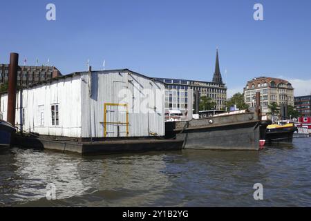 Startet im Zollkanal vor den Kais in Hamburg Stockfoto