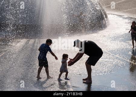 Seattle, USA. September 2024. Menschen, die versuchen, sich am Seattle Center Fountain abzukühlen, als eine seltene September-Hitzewelle den pazifischen Nordwesten trifft und die Temperaturen gefährlich hoch setzt. Der U.S. National Weather Service gab vom 5. September bis zum 6. September um 8:00 Uhr eine Warnung aus. James Anderson/Alamy Live News Stockfoto