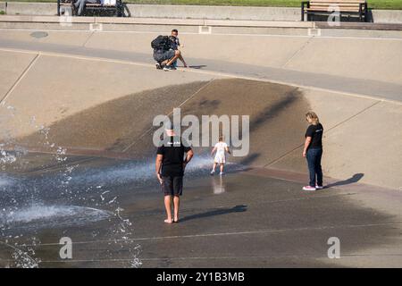 Seattle, USA. September 2024. Menschen, die versuchen, sich am Seattle Center Fountain abzukühlen, als eine seltene September-Hitzewelle den pazifischen Nordwesten trifft und die Temperaturen gefährlich hoch setzt. Der U.S. National Weather Service gab vom 5. September bis zum 6. September um 8:00 Uhr eine Warnung aus. James Anderson/Alamy Live News Stockfoto