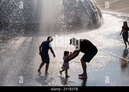 Seattle, USA. September 2024. Menschen, die versuchen, sich am Seattle Center Fountain abzukühlen, als eine seltene September-Hitzewelle den pazifischen Nordwesten trifft und die Temperaturen gefährlich hoch setzt. Der U.S. National Weather Service gab vom 5. September bis zum 6. September um 8:00 Uhr eine Warnung aus. James Anderson/Alamy Live News Stockfoto