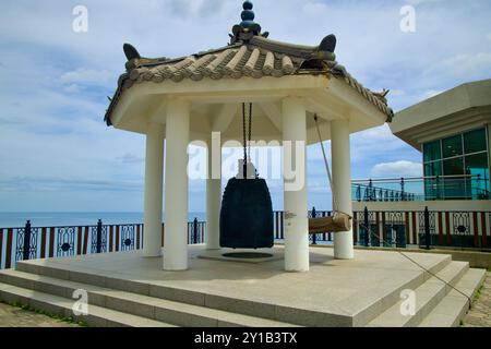 Goseong County, Südkorea - 28. Juli 2024: Der Pavillon der Friedensglocke befindet sich am Observatorium der Vereinigung und symbolisiert Hoffnung und Wiedervereinigung. Vis Stockfoto