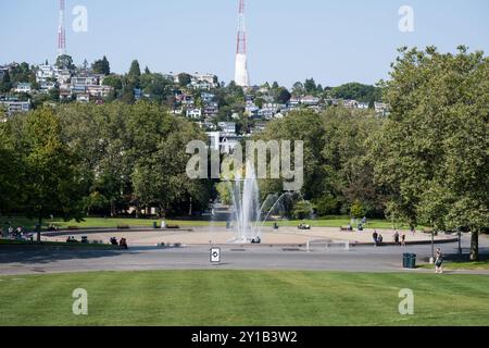 Seattle, USA. September 2024. Menschen, die versuchen, sich am Seattle Center Fountain abzukühlen, als eine seltene September-Hitzewelle den pazifischen Nordwesten trifft und die Temperaturen gefährlich hoch setzt. Der U.S. National Weather Service gab vom 5. September bis zum 6. September um 8:00 Uhr eine Warnung aus. James Anderson/Alamy Live News Stockfoto