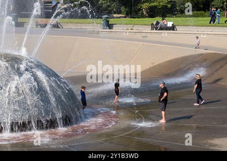 Seattle, USA. September 2024. Menschen, die versuchen, sich am Seattle Center Fountain abzukühlen, als eine seltene September-Hitzewelle den pazifischen Nordwesten trifft und die Temperaturen gefährlich hoch setzt. Der U.S. National Weather Service gab vom 5. September bis zum 6. September um 8:00 Uhr eine Warnung aus. James Anderson/Alamy Live News Stockfoto