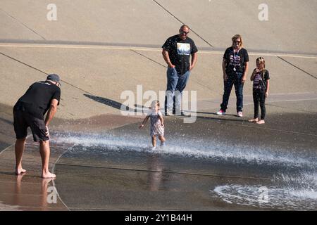 Seattle, USA. September 2024. Menschen, die versuchen, sich am Seattle Center Fountain abzukühlen, als eine seltene September-Hitzewelle den pazifischen Nordwesten trifft und die Temperaturen gefährlich hoch setzt. Der U.S. National Weather Service gab vom 5. September bis zum 6. September um 8:00 Uhr eine Warnung aus. James Anderson/Alamy Live News Stockfoto