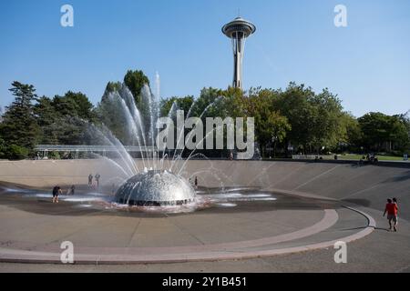 Seattle, USA. September 2024. Menschen, die versuchen, sich am Seattle Center Fountain abzukühlen, als eine seltene September-Hitzewelle den pazifischen Nordwesten trifft und die Temperaturen gefährlich hoch setzt. Der U.S. National Weather Service gab vom 5. September bis zum 6. September um 8:00 Uhr eine Warnung aus. James Anderson/Alamy Live News Stockfoto