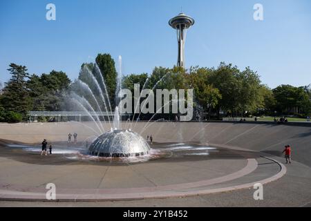 Seattle, USA. September 2024. Menschen, die versuchen, sich am Seattle Center Fountain abzukühlen, als eine seltene September-Hitzewelle den pazifischen Nordwesten trifft und die Temperaturen gefährlich hoch setzt. Der U.S. National Weather Service gab vom 5. September bis zum 6. September um 8:00 Uhr eine Warnung aus. James Anderson/Alamy Live News Stockfoto