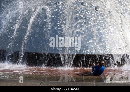 Seattle, USA. September 2024. Menschen, die versuchen, sich am Seattle Center Fountain abzukühlen, als eine seltene September-Hitzewelle den pazifischen Nordwesten trifft und die Temperaturen gefährlich hoch setzt. Der U.S. National Weather Service gab vom 5. September bis zum 6. September um 8:00 Uhr eine Warnung aus. James Anderson/Alamy Live News Stockfoto