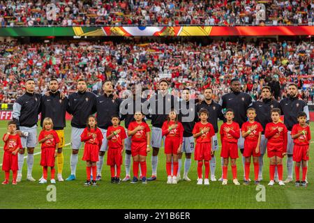 Lissabon, Portugal. September 2024. Die portugiesische Nationalmannschaft steht für die Nationalhymne beim Spiel der UEFA Nations League zwischen Portugal und Kroatien im Estadio da Luz-Stadion an. (Endnote: Portugal 2 - 1 Kroatien) (Foto: Hugo Amaral/SOPA Images/SIPA USA) Credit: SIPA USA/Alamy Live News Stockfoto