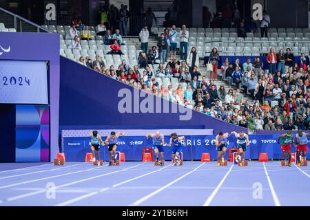 Paris, Frankreich. September 2024. Athleten und ihre Guides treten beim 100 m langen T11-Finale von Para Athletics bei den Paralympischen Spielen 2024 in Paris, Frankreich, am 5. September 2024 an. Quelle: Huang Wei/Xinhua/Alamy Live News Stockfoto