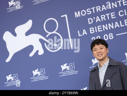 Venedig, Italien. September 2024. Regisseur Yeo Siew Hua des Films „Stranger Eyes“ posiert für den Fotoaufruf während des 81. Filmfestivals in Venedig, Italien, 5. September 2024. Quelle: Li Jing/Xinhua/Alamy Live News Stockfoto