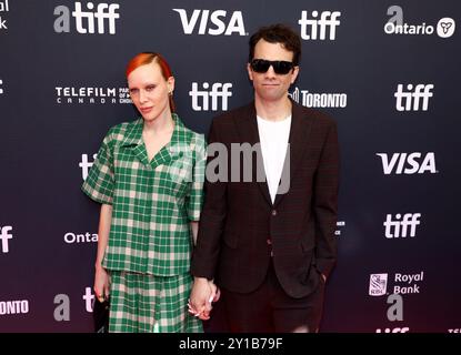 Toronto, Kanada. September 2024. Rebecca-Jo Dunham und Jay Baruchel kamen bei der Premiere von „The Tragically Hip: No Dress Probe“ während des Toronto International Film Festivals 2024, das am 5. September 2024 im Royal Alexandra Theatre in Toronto stattfand © JPA/AFF-USA.com Credit: AFF/Alamy Live News Stockfoto