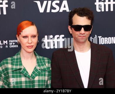 Toronto, Kanada. September 2024. Rebecca-Jo Dunham und Jay Baruchel kamen bei der Premiere von „The Tragically Hip: No Dress Probe“ während des Toronto International Film Festivals 2024, das am 5. September 2024 im Royal Alexandra Theatre in Toronto stattfand © JPA/AFF-USA.com Credit: AFF/Alamy Live News Stockfoto